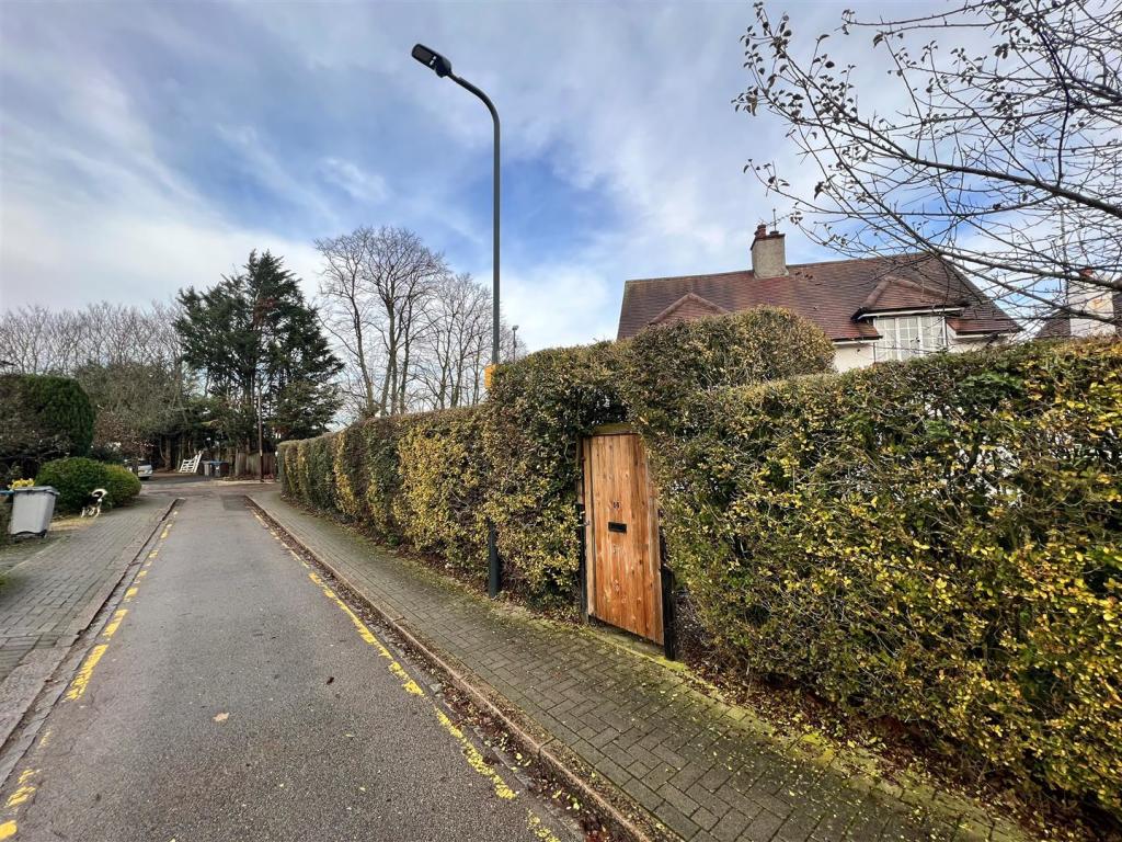 preston waye side gate.jpg