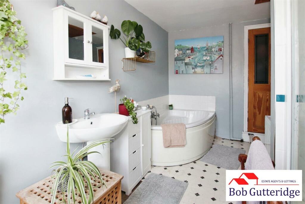 FIRST FLOOR FAMILY BATHROOM