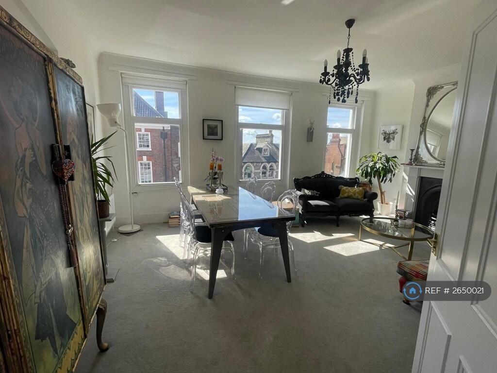 Living Room Photo 5
