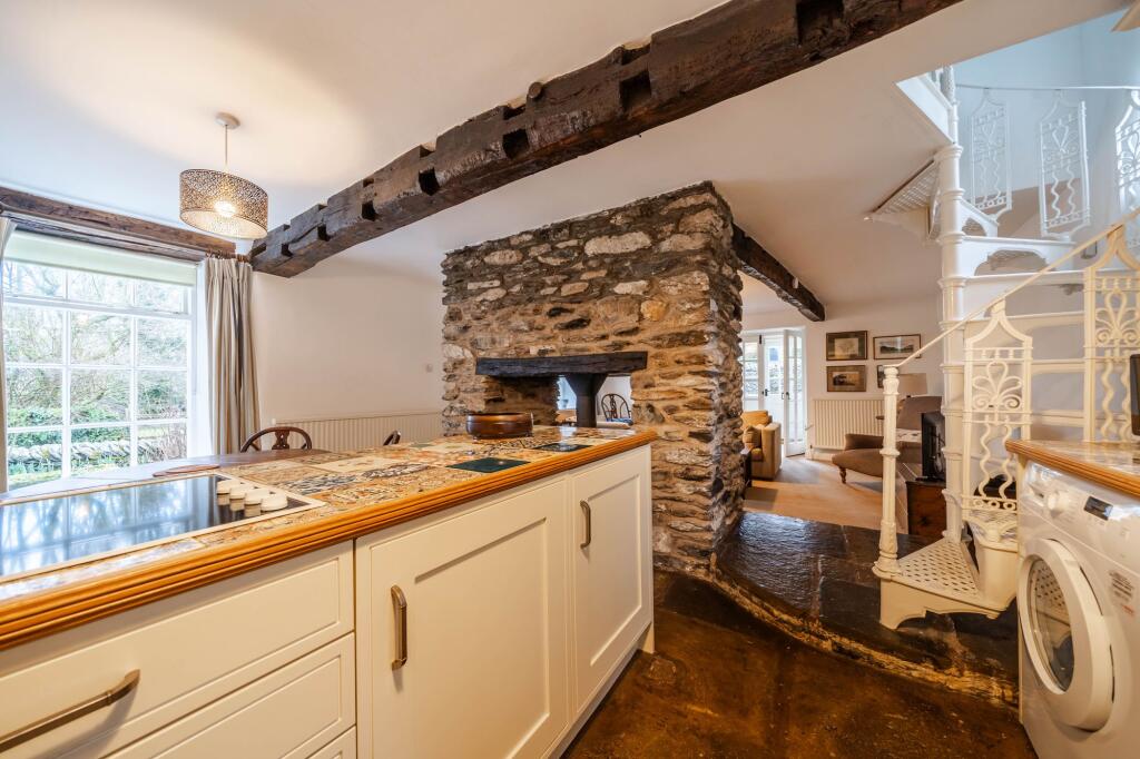OPEN PLAN DINING/KITCHEN AREA
