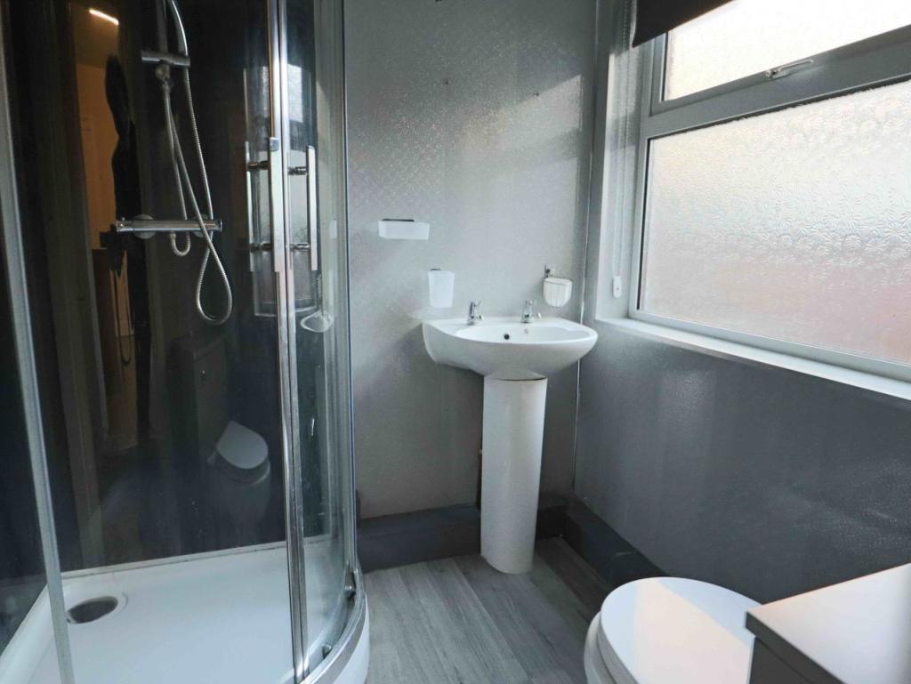 SHOWER ROOM.jpg