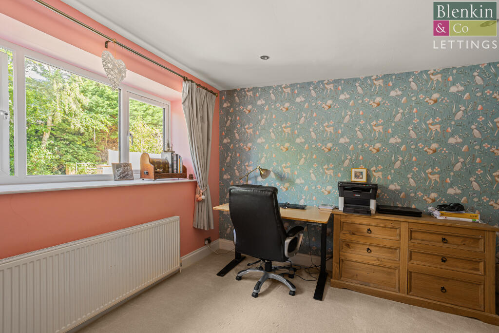 Bedroom/ Study