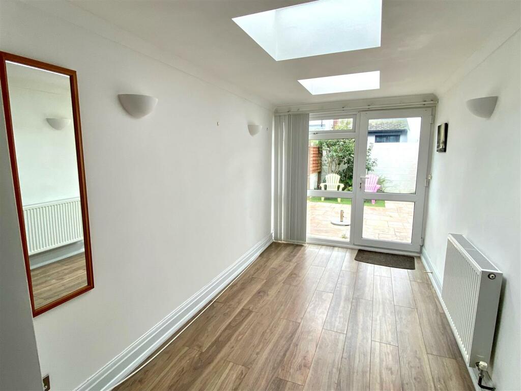 Flat 5, 35 Pentire Avenue Dining Area