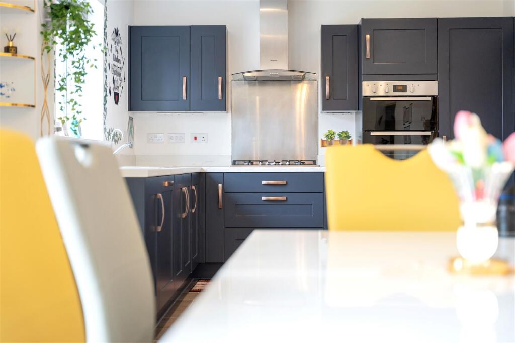 27 Thistledown Cresc-10.jpg