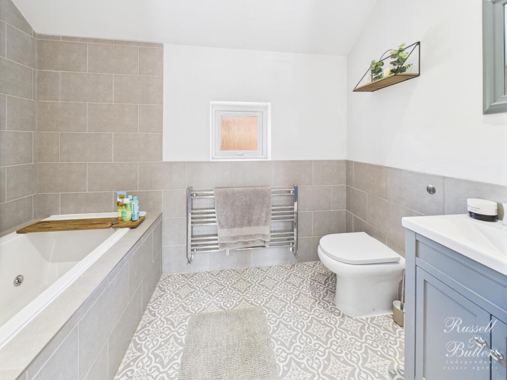 CAM01995G0-PR0322-STILL019