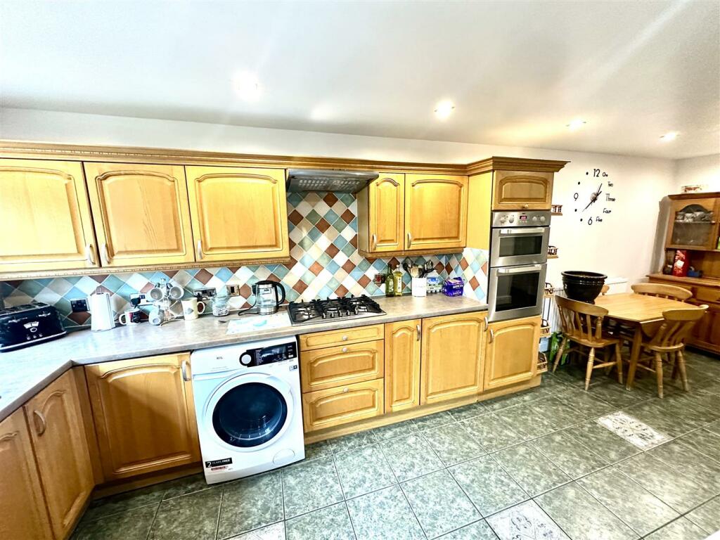 KITCHEN/BREAKFAST ROOM