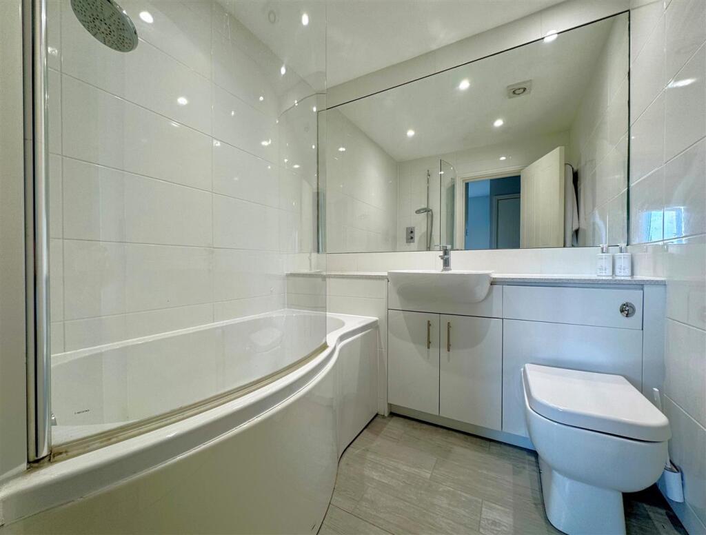 bathroom 3.jpg