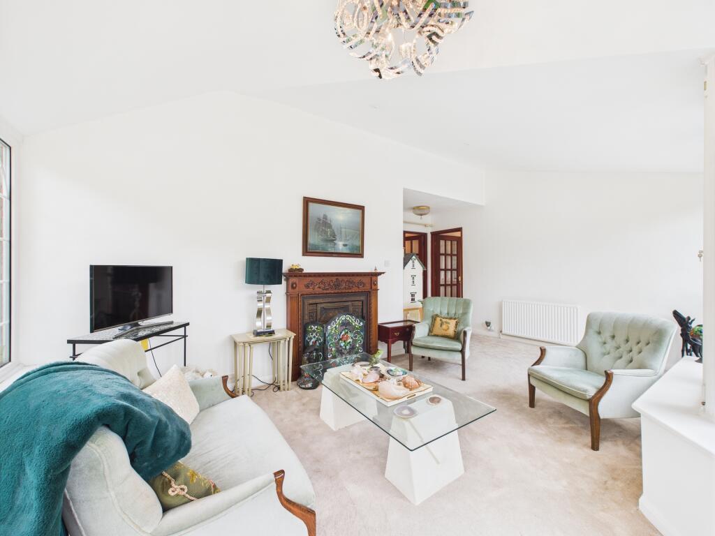 CAM02909G0-PR0466-STILL026