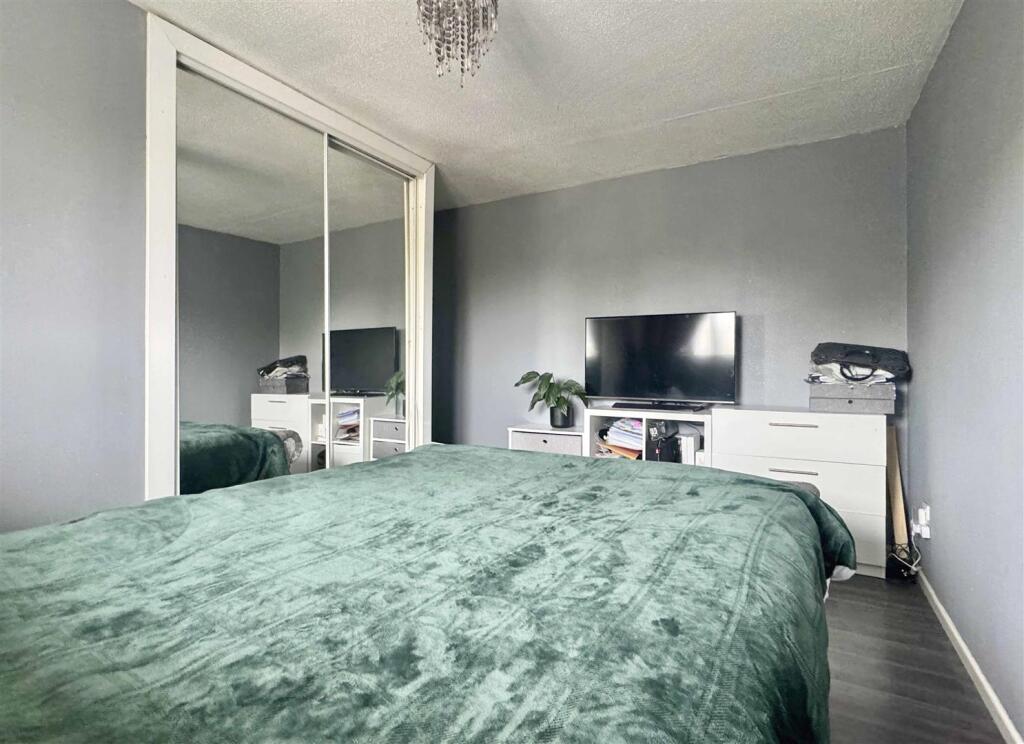 Bedroom 1.jpg