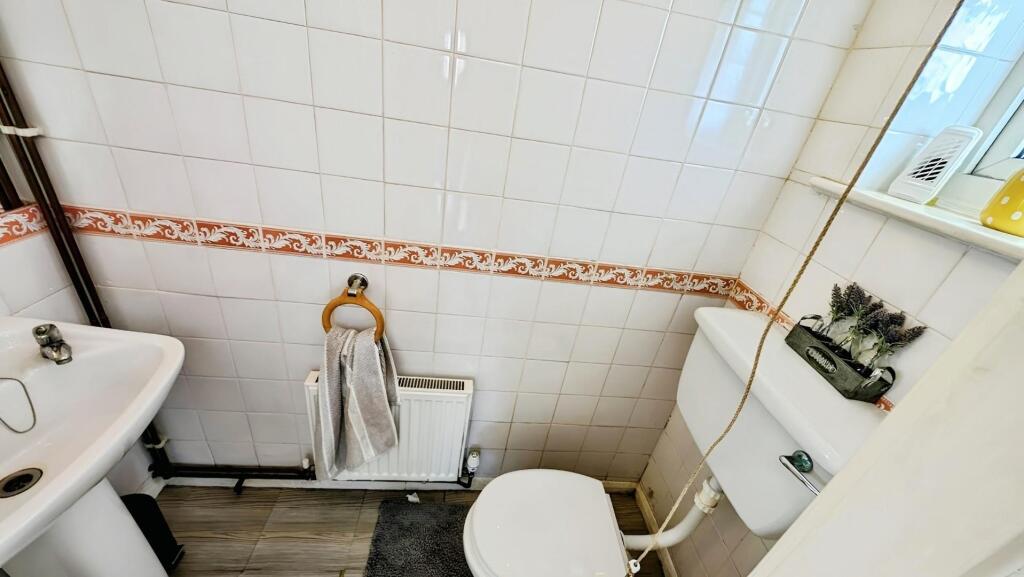 145 Finch cloakroom a.jpg
