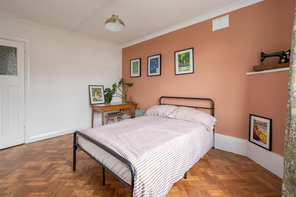 Onslow Gardens, E18