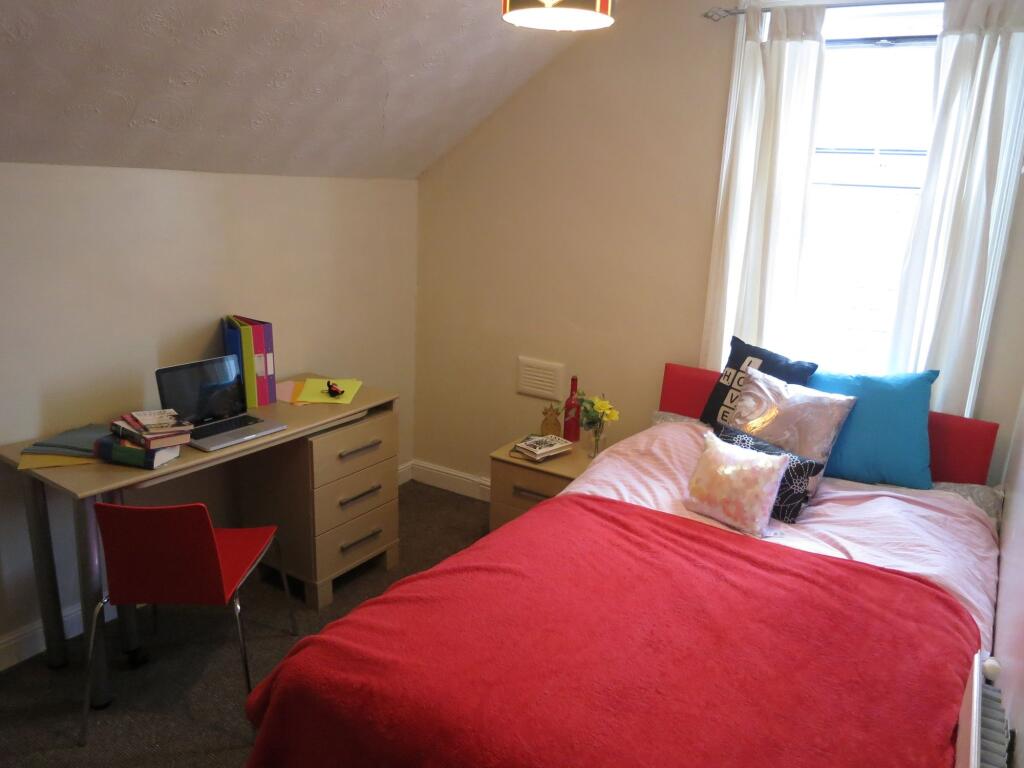 Cozy bedroom featuring a comfortable double bed...