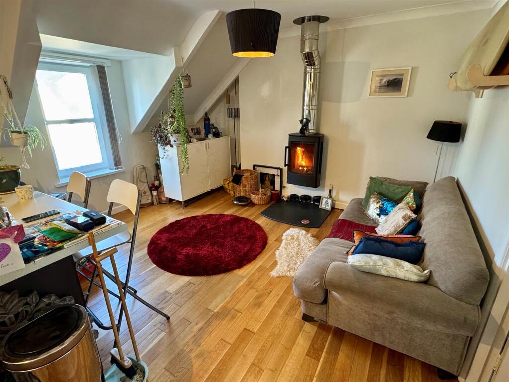 15 Tolcarne Road Lounge