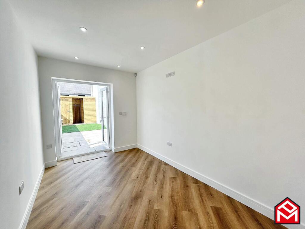 Sitting / Dining Area