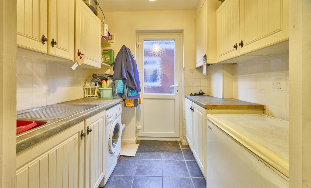 Utility Room to Side