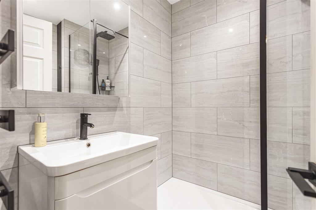 Bathroom Bedfont Green Close.jpg
