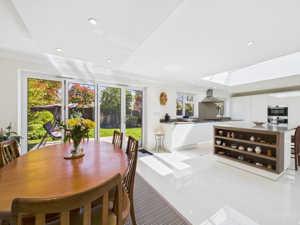 CAM02136G0-PR0375-STILL015