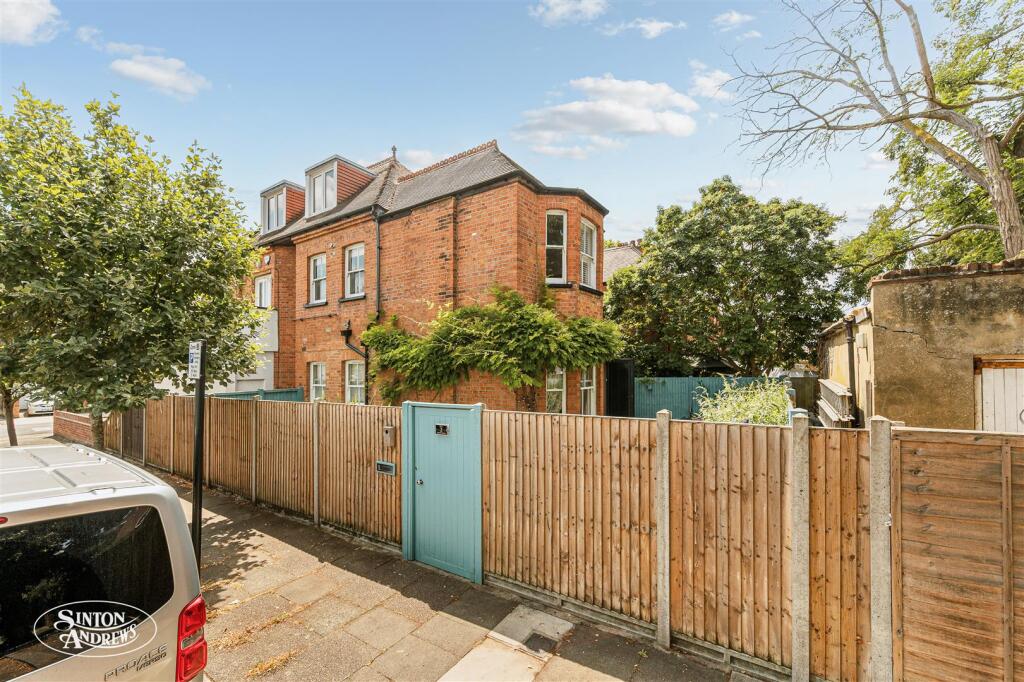 Fat 1, 2 Lyncroft Gardens-2.jpg