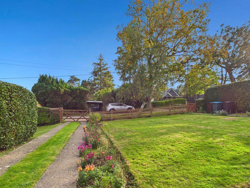 FRONT GARDEN TO THE ROAD