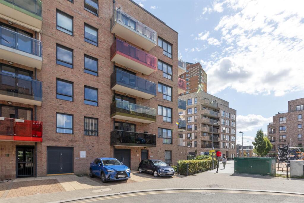 Troubridge Square, E17