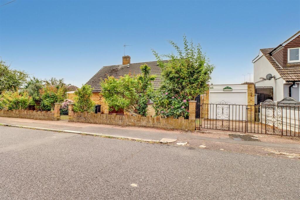 16 LONGFIELD CLOSE INSIDE-21.jpg