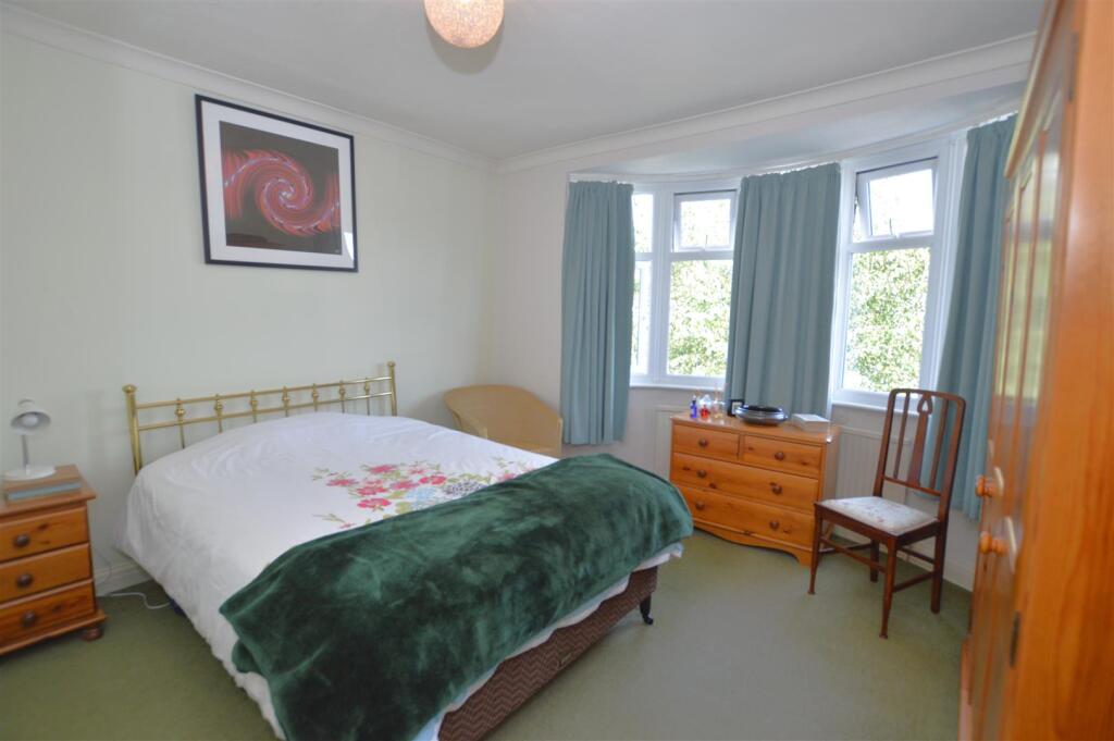 12 Alton Gardens bed1.JPG