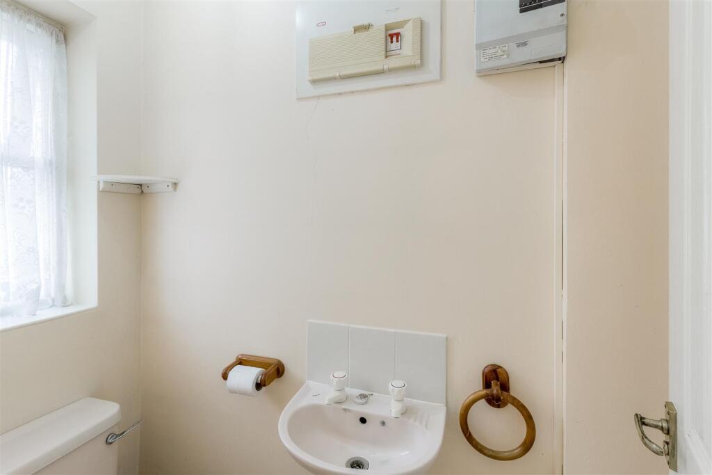 6 Laburnum Close 008.jpg