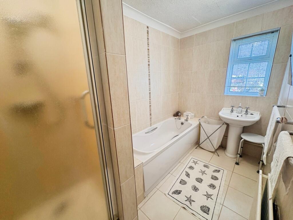 pbox-bathroom-333418.jpg