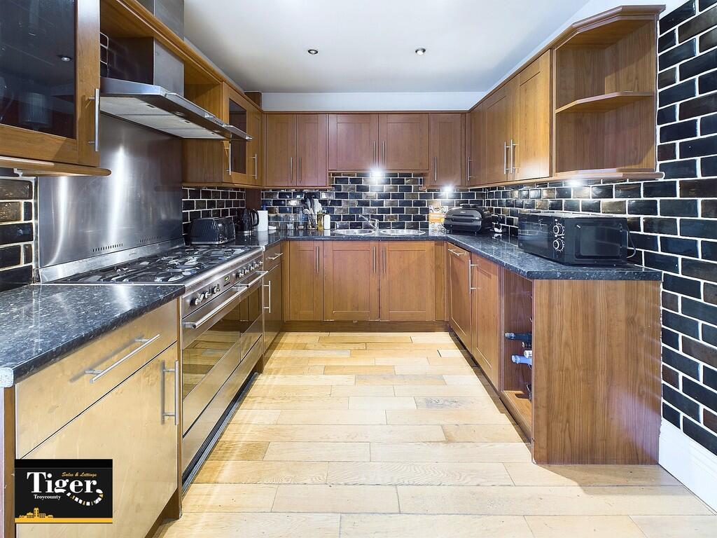 CAM02176G0-PR0447...