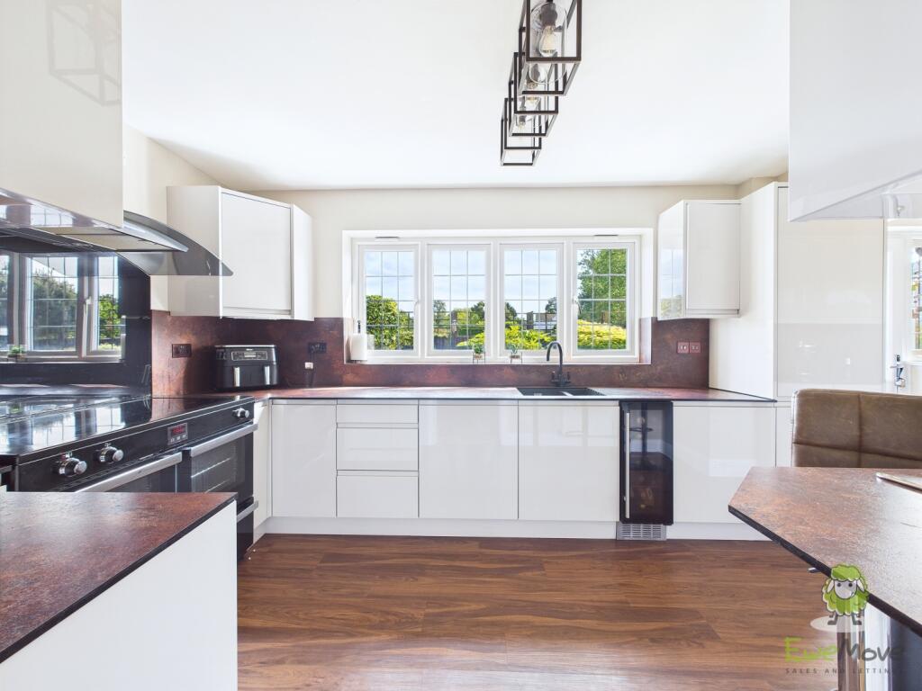 CAM01543G0-PR0132-STILL049