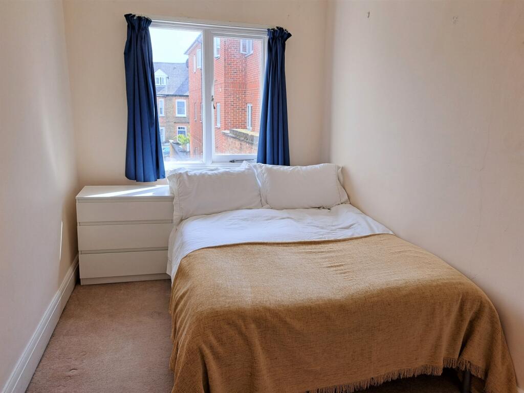 Double bedroom to...