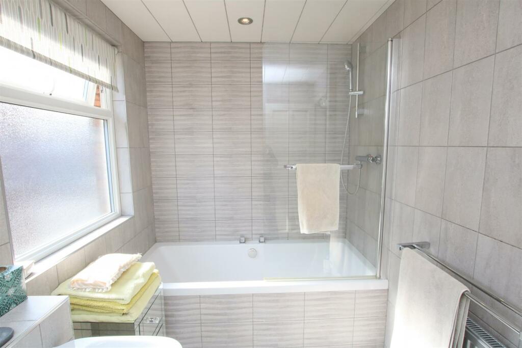 CONTEMPORARY BATHROOM