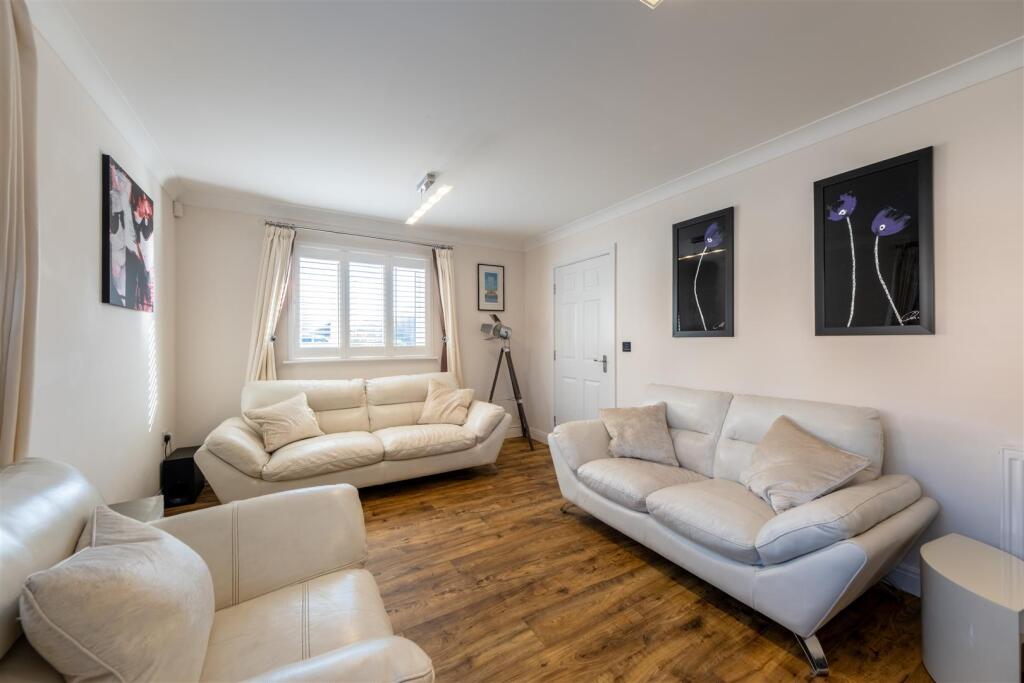 27 Shakerley Close-006.jpg