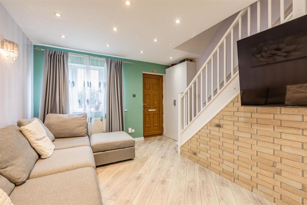57 Monks Crescent, Addlestone, KT15 1UX - 12.jpg