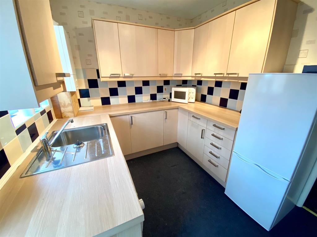 greenacres drive 32 kitchen 2.jpg