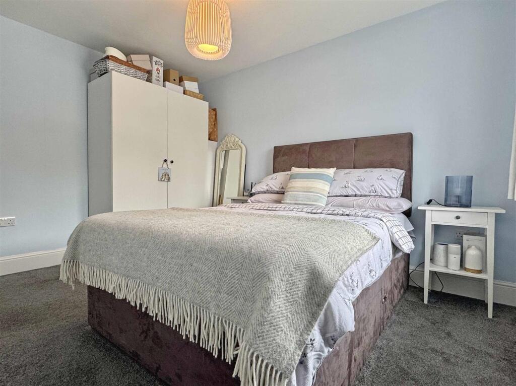 Bedroom 4b.jpg