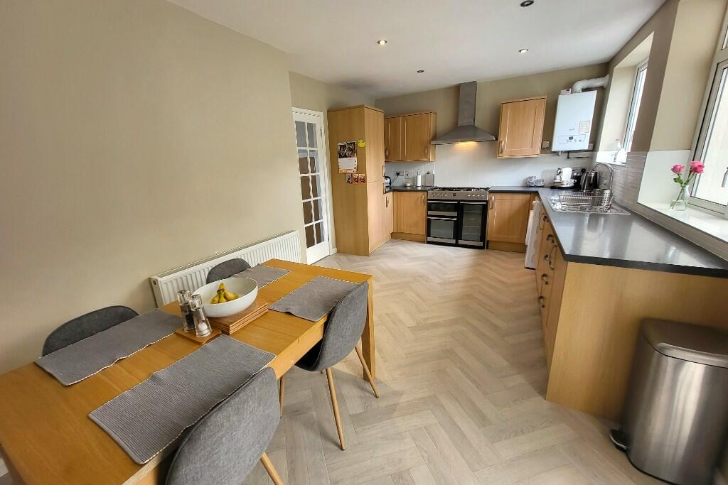 Kitchen / Dining (3)