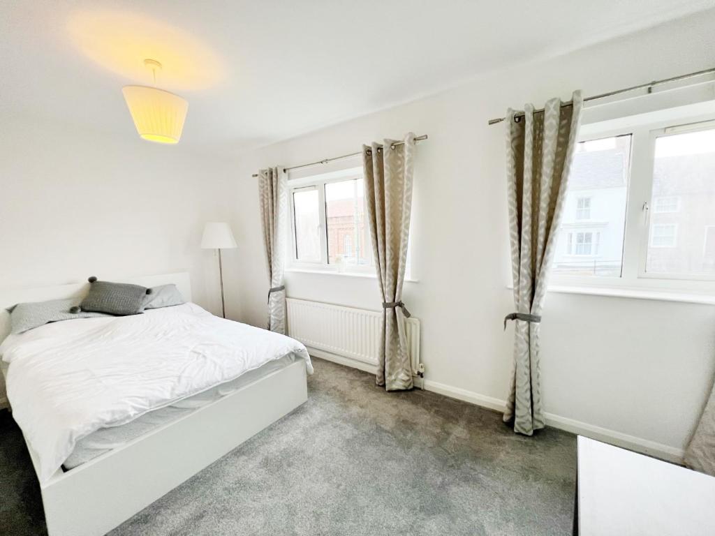 Bedroom 1 pic 1.jpg