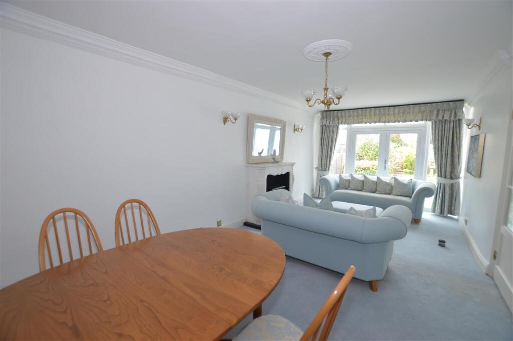 4 Woodlawn Cres through liv .JPG