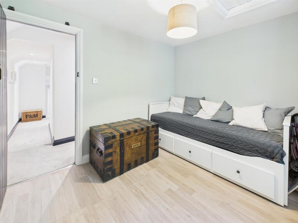 BEDROOM 5
