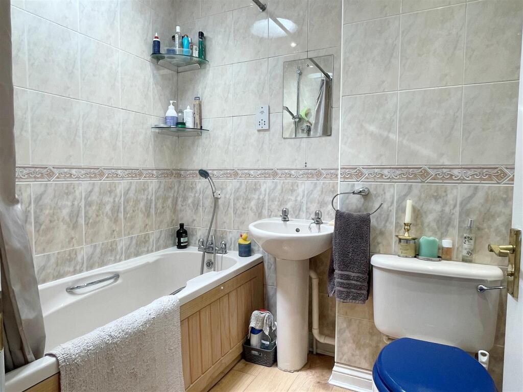 Bathroom 1.JPG