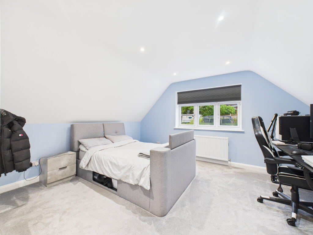 CAM01984G0-PR0530-STILL013