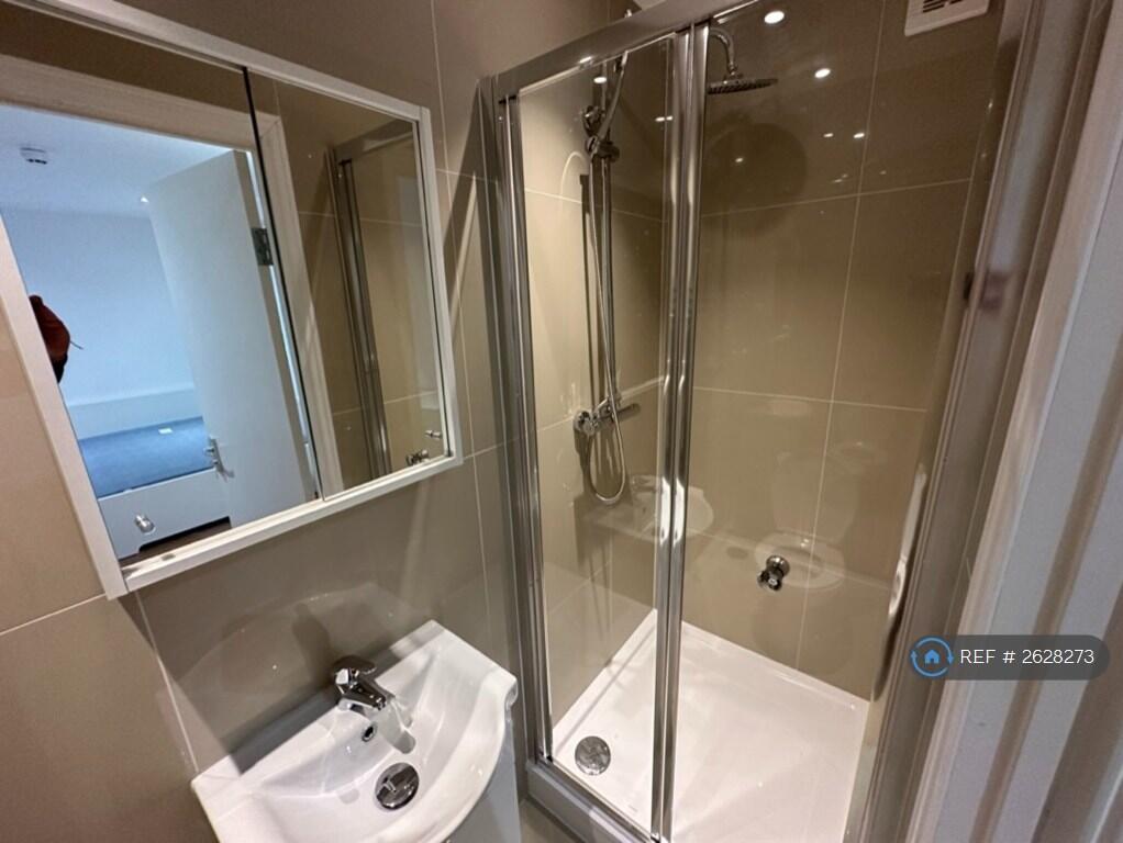 En Suite Shower &amp; Sink