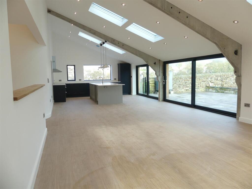 OPEN PLAN LIVING AREA &amp; KITCHEN
