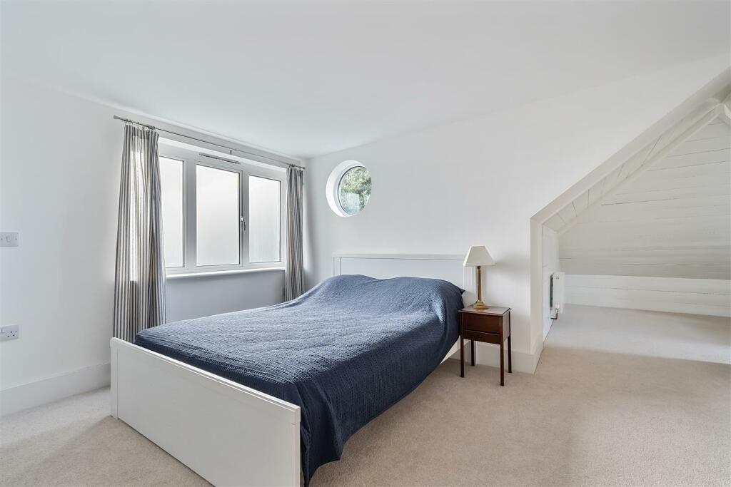 Bed 4.jpg