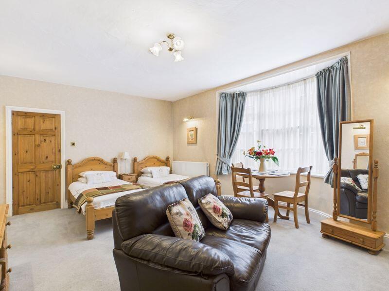 Living Room / Bedroom