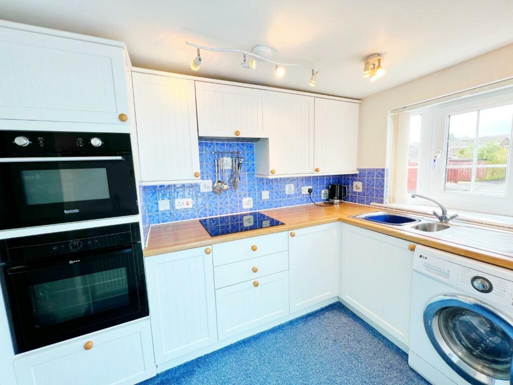 Kitchen pic 2.jpg