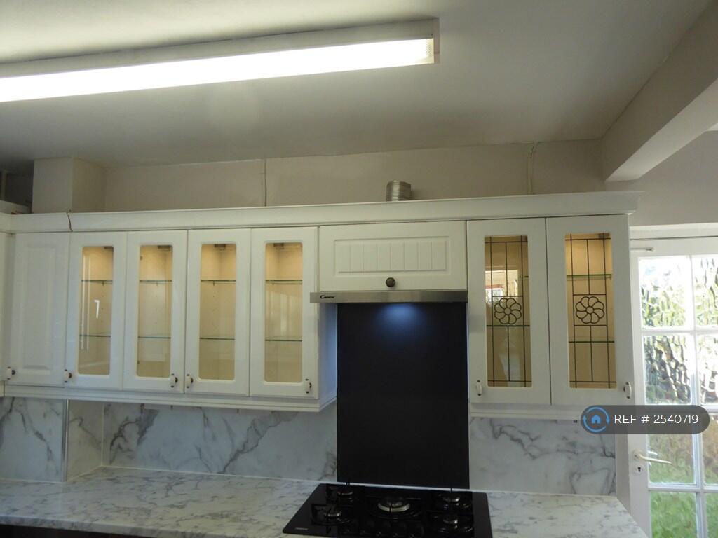 Fitted Kitcen With Space For Wd And Dish Washer