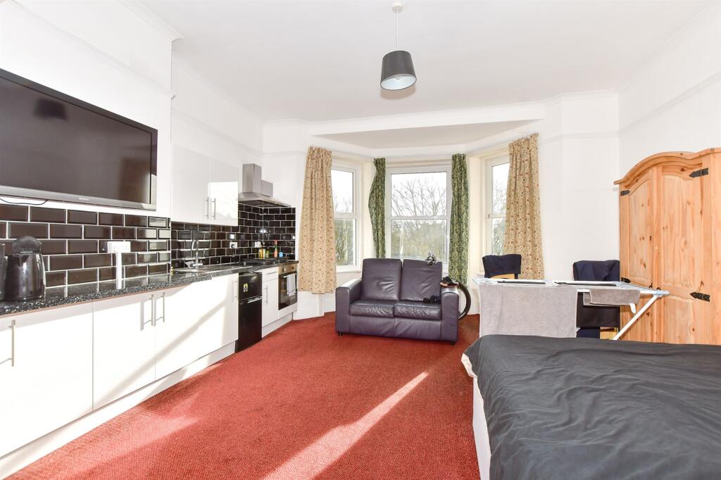 Lounge/ Bedroom/ Kitchen