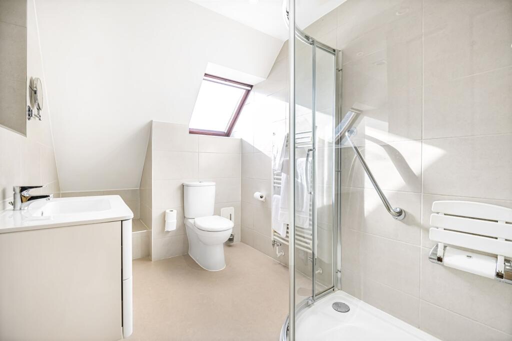 Bathroom (Shower Roo